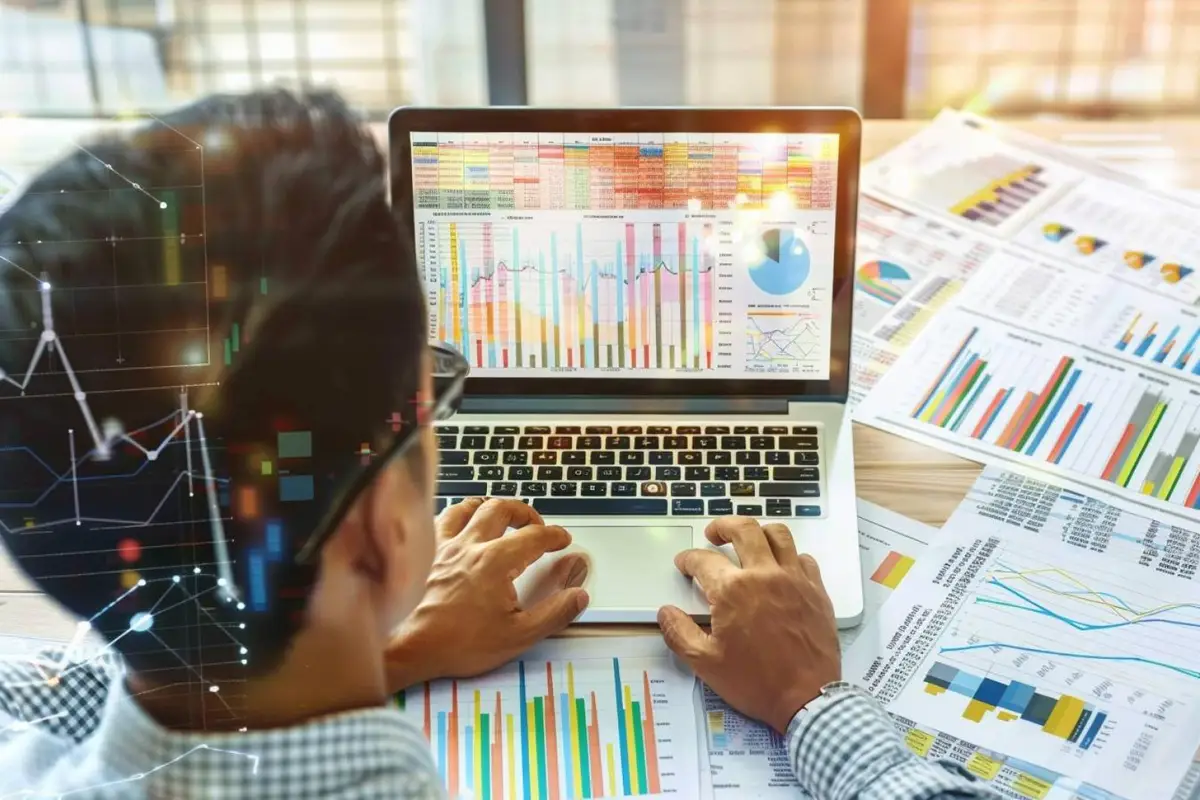 Dirigeante de petite entreprise analysant ses marges, ses coûts et ses ventes sur un bureau de travail