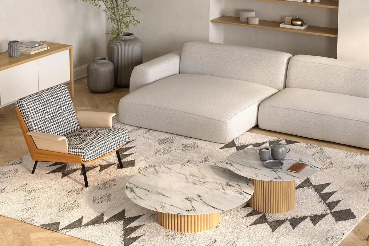 Salon scandinave lumineux avec tapis géométrique tissé, canapé écru, bois clair et accessoires en matières naturelles