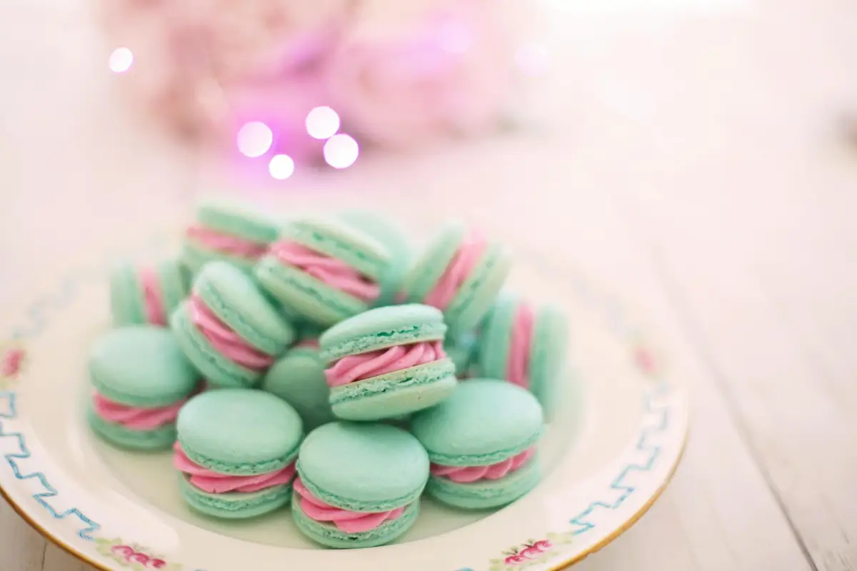 Macarons colorés à la meringue italienne avec collerette régulière, ganache et matériel de pâtisserie